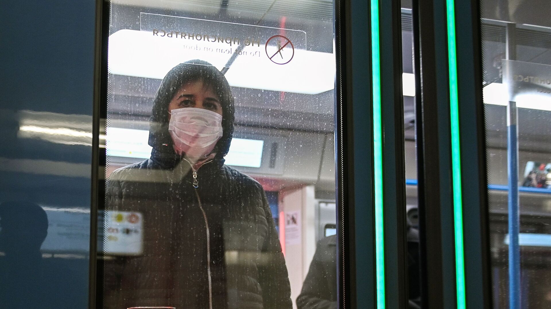 Женщина в защитной маске в вагоне поезда на станции метро Новокузнецкая в Москве - Sputnik Таджикистан, 1920, 01.01.2022