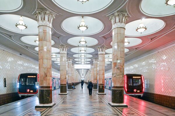 На станции Киевская Филевской линии метро в Москве - Sputnik Таджикистан