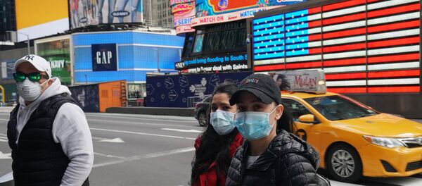 Люди в медицинских масках на улице Нью-Йорка - Sputnik Таджикистан