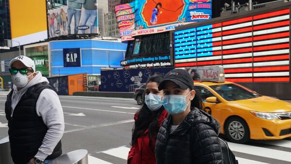 Люди в медицинских масках на улице Нью-Йорка - Sputnik Тоҷикистон
