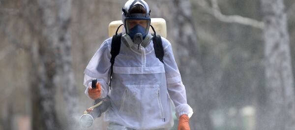 Сотрудник службы дезинфекции проводит акарицидную обработку Сотрудник службы дезинфекции проводит акарицидную обработку - Sputnik Тоҷикистон