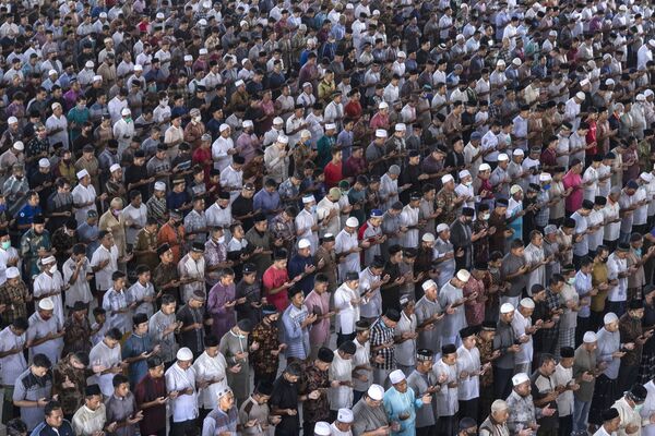 Мусульмане во время пятничной молитвы в мечети в первый день священного месяца Рамадана в Локсеумаве, Индонезия - Sputnik Таджикистан