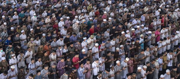 Мусульмане во время пятничной молитвы в мечети в первый день священного месяца Рамадана в Локсеумаве, Индонезия - Sputnik Тоҷикистон
