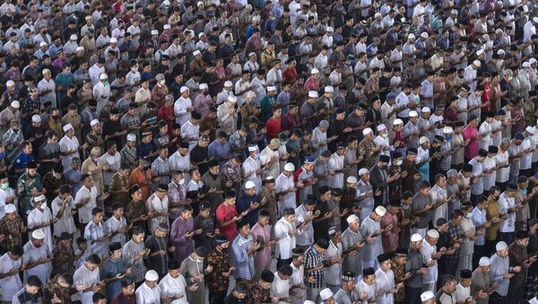 Мусульмане во время пятничной молитвы в мечети в первый день священного месяца Рамадана в Локсеумаве, Индонезия - Sputnik Тоҷикистон