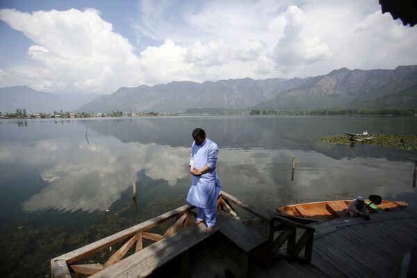 Кашмирский мусульманин совершает молитву на берегу озера во второй день Рамадана в Сринагаре - Sputnik Таджикистан