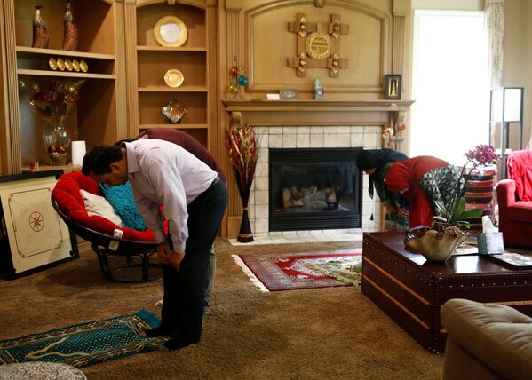 Хайдер Али, президент Мусульманской ассоциации Пьюджет-Саунд, молится дома с семьей в Редмонде, штат Вашингтон, США - Sputnik Таджикистан