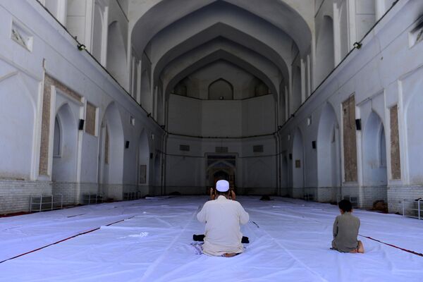 Мусульмане возносят молитвы во время священного для мусульман месяца Рамадан в мечети Джами в Герате, Афганистан - Sputnik Таджикистан