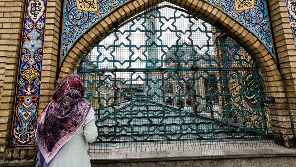 Женщина возле мечети Имамзаде Салех, Иран - Sputnik Тоҷикистон