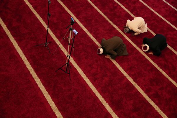 Шейхи во время проведения онлайн-трансляции молитвы Таравих в первый день месяца Рамадан в Сан-Паулу, Бразилия - Sputnik Таджикистан