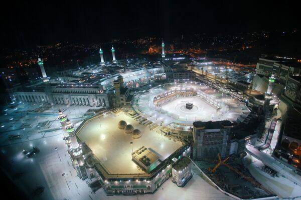 Вид с воздуха на безлюдную Мечеть аль-Харам в первый день священного месяца Рамадан в Мекке, Саудовская Аравия - Sputnik Таджикистан