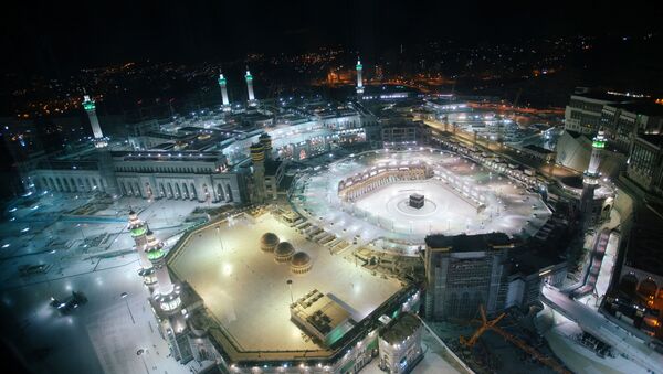 Вид с воздуха на безлюдную Мечеть аль-Харам в первый день священного месяца Рамадан в Мекке, Саудовская Аравия - Sputnik Тоҷикистон