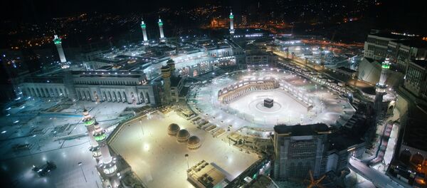 Вид с воздуха на безлюдную Мечеть аль-Харам в первый день священного месяца Рамадан в Мекке, Саудовская Аравия - Sputnik Тоҷикистон