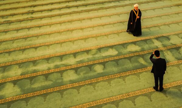 Муфтий Москвы, главный имам Московской соборной мечети Ильдар Аляутдинов совершает намаз в первый день священного месяца Рамадан в Московской соборной мечети - Sputnik Таджикистан