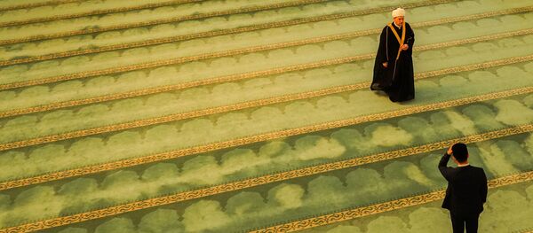 Муфтий Москвы, главный имам Московской соборной мечети Ильдар Аляутдинов совершает намаз в первый день священного месяца Рамадан в Московской соборной мечети - Sputnik Тоҷикистон