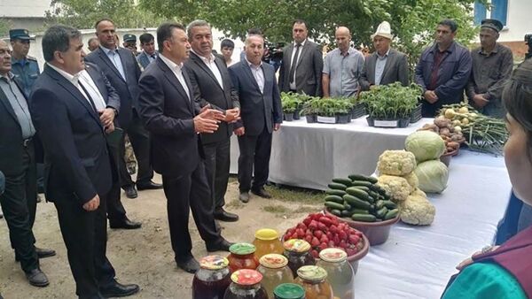 Премьер-министр Кохир Расулзода в ходе визита в Хатлонской области - Sputnik Таджикистан