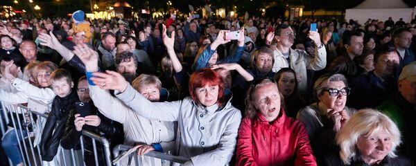 Зрители на концерте в Ялте в 2019 году - Sputnik Таджикистан