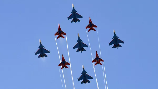 Истребители Су-30СМ пилотажной группы Русские Витязи и МиГ-29 пилотажной группы Стрижи - Sputnik Тоҷикистон