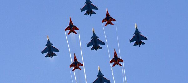 Истребители Су-30СМ пилотажной группы Русские Витязи и МиГ-29 пилотажной группы Стрижи - Sputnik Таджикистан