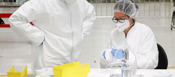 Медицинские сотрудники проверяют защитные маски, архивное фото - Sputnik Таджикистан