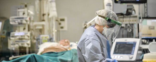 Врачи работают с пациентами Covid-19 в отделении интенсивной терапии - Sputnik Тоҷикистон