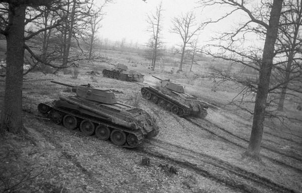 Советские танки Т-34 выходят на рубежи атаки - Sputnik Таджикистан