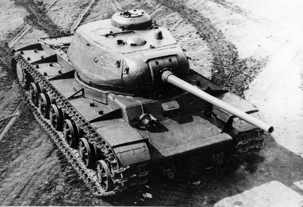Танк КВ-85 - советский тяжелый танк периода Великой Отечественной войны - Sputnik Таджикистан