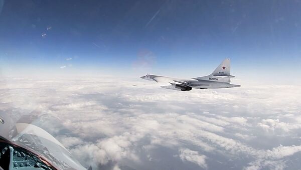 Российские Ту-160 выполнили плановый полет над Балтикой - YouTube - Sputnik Таджикистан