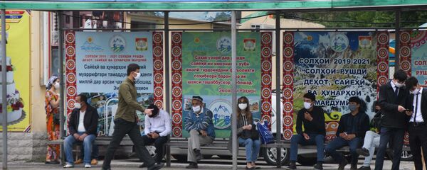 Люди в медицинских масках на автобусной астановке в Душанбе - Sputnik Тоҷикистон