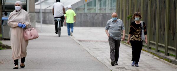 Прохожие на улице в Душанбе в медицинских масках - Sputnik Тоҷикистон