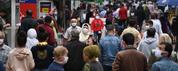 Жители города Душанбе в медицинских масках на улице - Sputnik Тоҷикистон