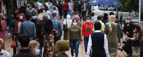 Жители города Душанбе в медицинских масках на улице Жители города Душанбе в медицинских масках на улице - Sputnik Тоҷикистон