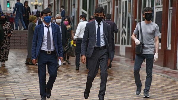 Жители города Душанбе в защитных масках на улице  - Sputnik Таджикистан
