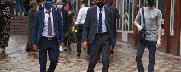 Жители города Душанбе в защитных масках на улице  - Sputnik Тоҷикистон