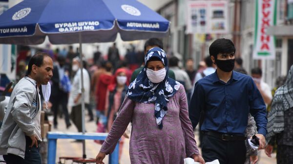 Жители города Душанбе в защитных масках на улице - Sputnik Таджикистан