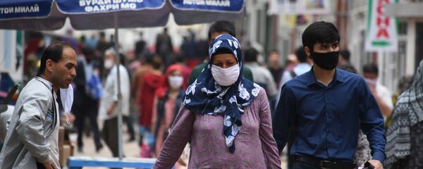 Жители города Душанбе в защитных масках на улице - Sputnik Тоҷикистон