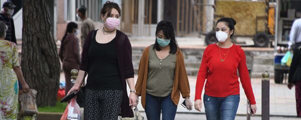 Жители города Душанбе в защитных масках на улице - Sputnik Тоҷикистон