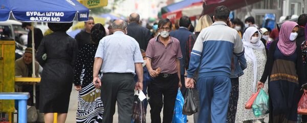 Мужчина в маске на улице в Душанбе - Sputnik Тоҷикистон