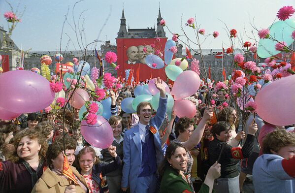 Праздничная первомайская демонстрация трудящихся столицы на Красной площади, 1984 год - Sputnik Таджикистан