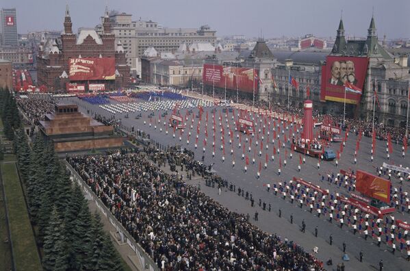 Физкультурный парад на Красной площади в День международной солидарности трудящихся, 1969 год - Sputnik Таджикистан