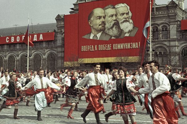 Выступление участников художественной самодеятельности на Красной площади во время празднования Дня международной солидарности трудящихся, 1964 год - Sputnik Таджикистан
