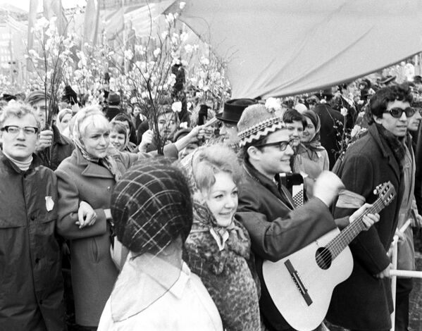 Первомайская демонстрация трудящихся на Красной площади, 1971 год - Sputnik Таджикистан
