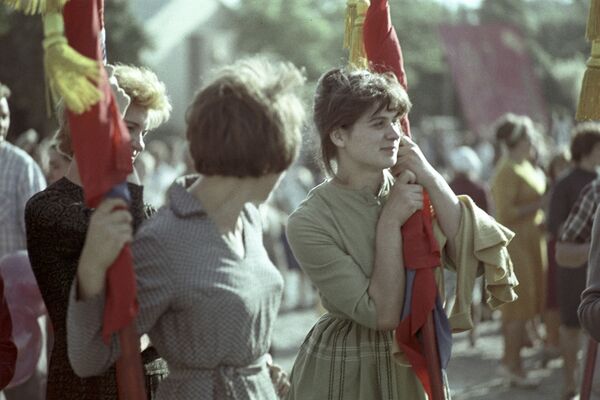 Работницы Тираспольской швейной фабрики имени 40-летия ВЛКСМ на праздновании 1 мая, 1964 год - Sputnik Таджикистан