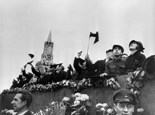 Гости Москвы на трибуне мавзолея Ленина во время первомайской демонстрации на Красной площади, 1934 год - Sputnik Таджикистан