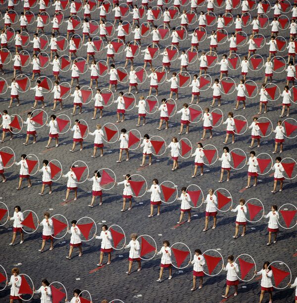 Выступление физкультурников на Красной площади в Москве в честь Дня международной солидарности трудящихся, 1974 год - Sputnik Таджикистан