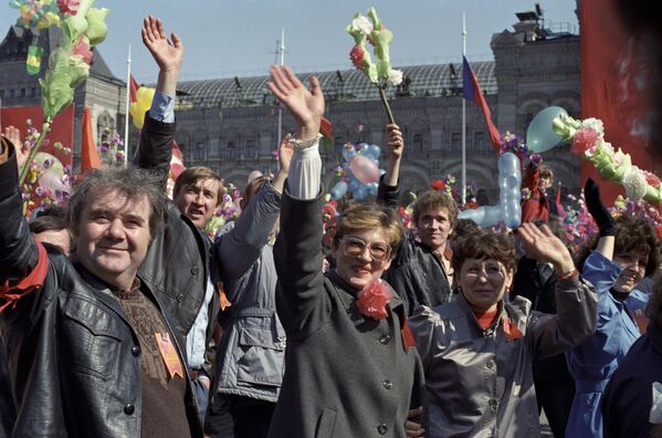 Первомайская демонстрация трудящихся на Красной площади в Москве, 1988 год - Sputnik Таджикистан