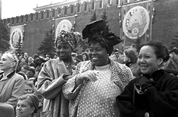 Гости из Африки на демонстрации в Международный День солидарности трудящихся, 1960 год - Sputnik Таджикистан