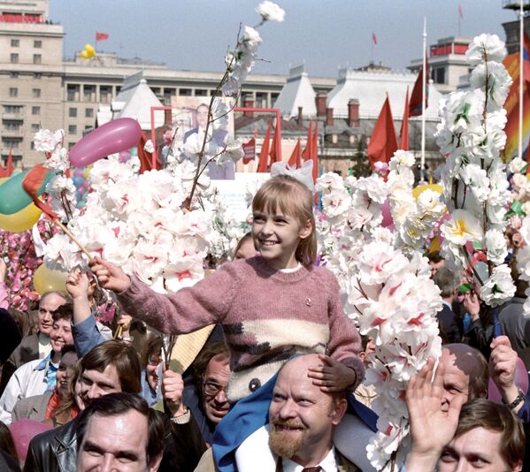 Участники демонстрации 1 Мая в Москве, 1987 год - Sputnik Таджикистан