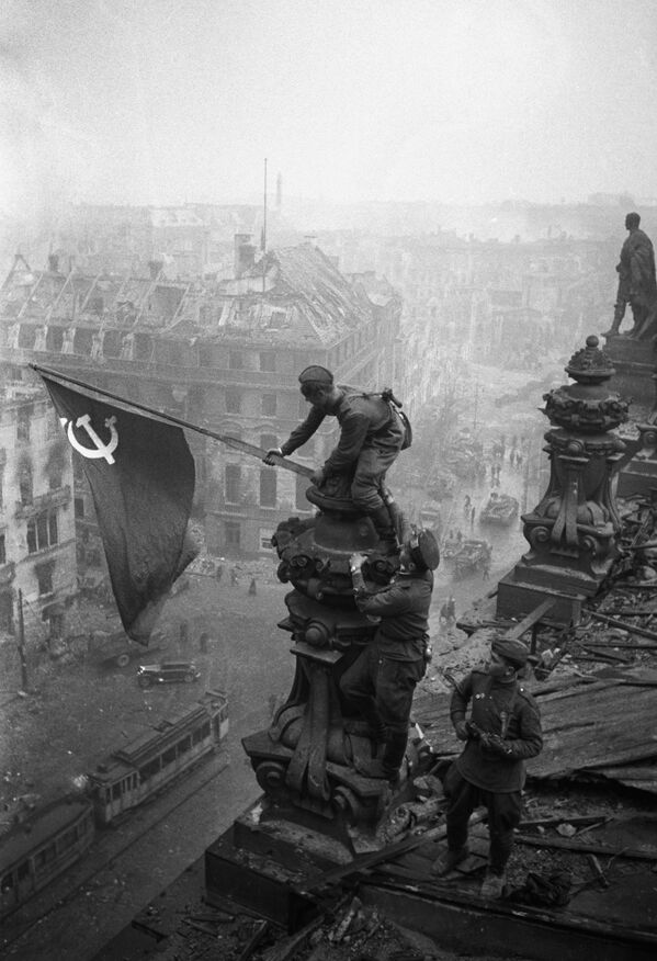 Без взятия города война бы не закончилась. На фото: Знамя Победы над зданием Рейхстага, 1 мая 1945 года - Sputnik Таджикистан