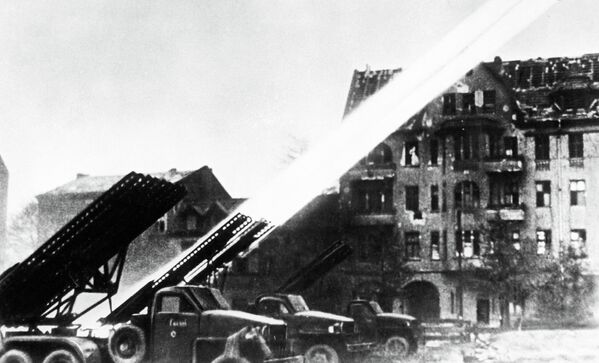 Берлинская стратегическая наступательная операция началась на рассвете 16 апреля. На фото - гвардейские минометы и Катюши ведут огонь - Sputnik Таджикистан