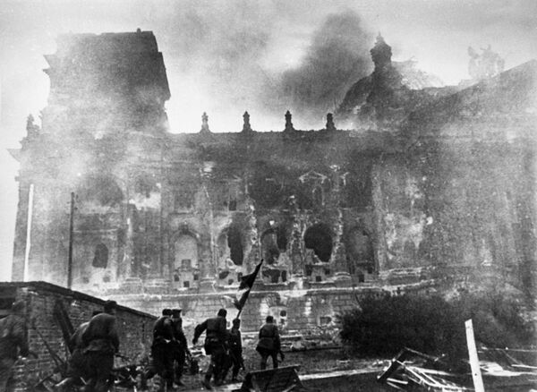К 28 апреля в руках защитников Берлина осталась только центральная часть, но и она со всех сторон простреливалась советской артиллерией. К вечеру того же дня части войска вышли в район Рейхстага. На фото - штурм Рейхстага - Sputnik Таджикистан
